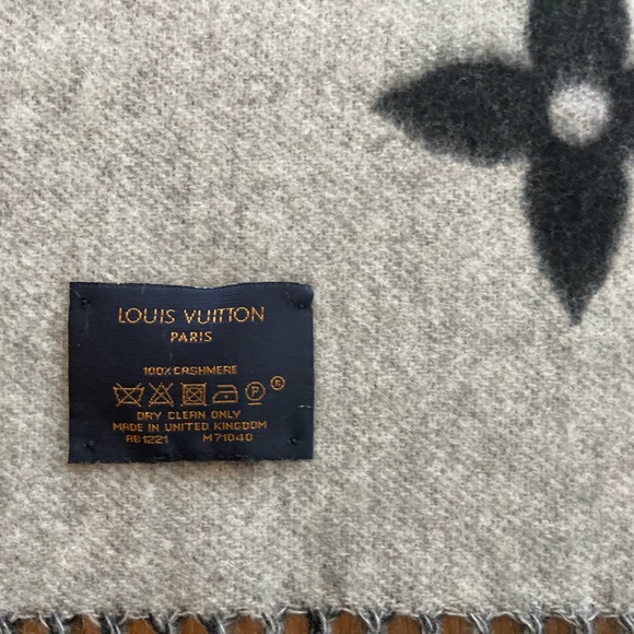 Louis Vitton 100% Cashmere Shawl - Picture 4 of 11